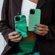 Burga Husa Dual Layer Rock auf dem iPhone 15